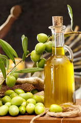 bottiglietta d'olio e olive