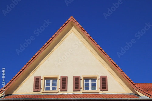 "ein gelbes Haus mit roten Ziegeln" Stockfotos und lizenzfreie Bilder