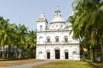 Fototapeta na wymiar Piękny biały kościół kolonialny era w Goa, Indie