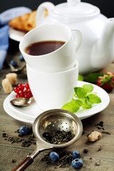 tea with mint and berries