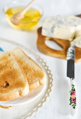 Toast, honey and blue cheese