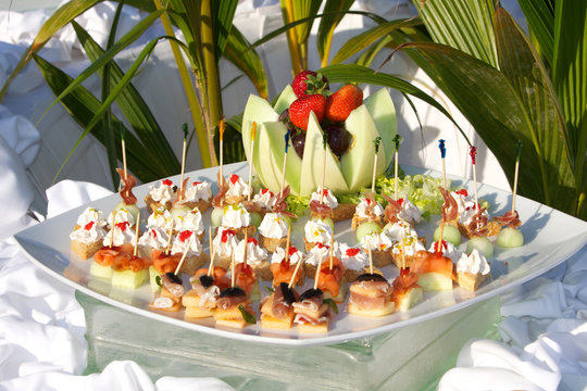 Piatto con stuzzichini per aperitivo