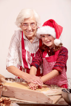 Oma und Enkelin beim Plätzchen backen