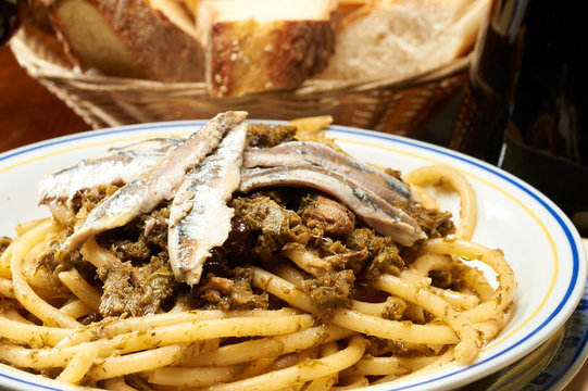 piatto di pasta con sarde e finocchietto tipica palermitana