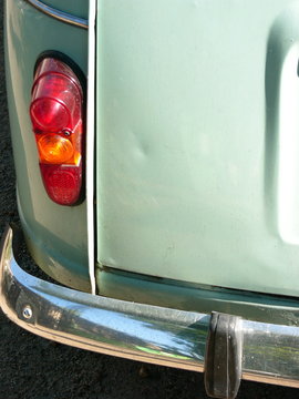 R&uuml;cklicht mit Heckleuchte und Karosserie mit kleiner Delle eines franz&ouml;sischen Kleinwagen Klassiker der Sechzigerjahre und Siebzigerjahre in Offenbach am Main