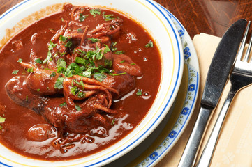 polpi stufati nella salsa di pomodoro