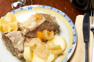 Bollito di carne di manzo con verdure lesse
