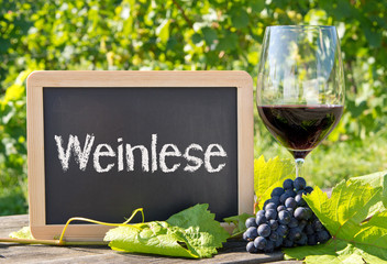 Weinlese Schild mit Weintrauben und Weinglas