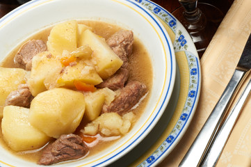 Stufato di manzo con patate e verdure lesse
