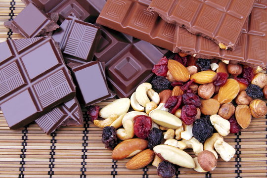 Cioccolato,fondente,al latte e frutta secca