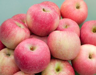 red apples