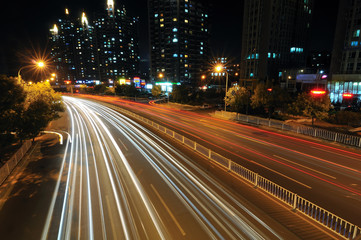 Obraz premium city in night with busy traffic