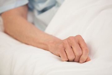 Obraz na płótnie Canvas Starszych ramię w szpitalnym łóżku
