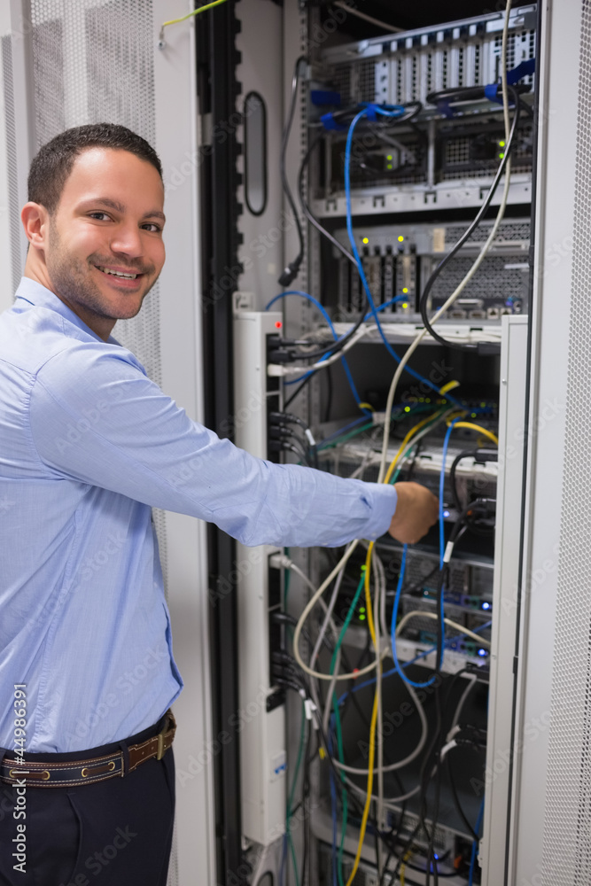 Aufkleber smiling man adjusting server