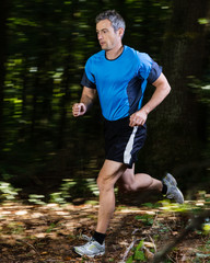 Jogger im Wald in Bewegungsunschärfe