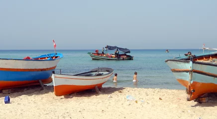 Schilderijen op glas bateau de pêche sur la plage d'Hammamet 9 © fannyes