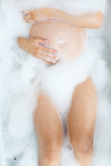 schwangere Frau in der Badewanne