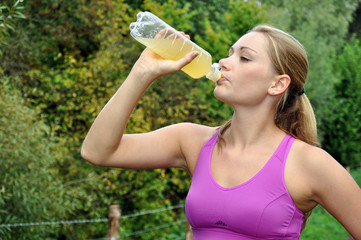 Sportlerin trinkt