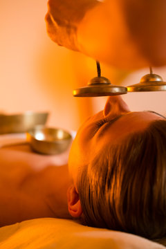 Frau bei Wellness und Klangschalen Massage