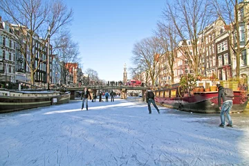 Wandaufkleber Eislaufen auf den Grachten in Amsterdam, Niederlande im Winter © Nataraj