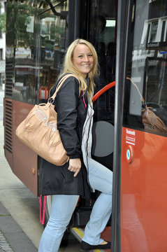 Junge Frau steigt in Bus