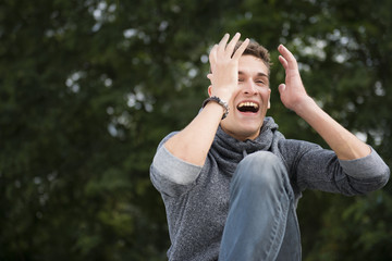 Junger Mann freut sich