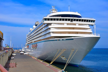 cruise liner