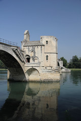 Fototapeta na wymiar Pont Saint-Benezet, most w Avignon