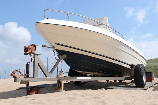 Motorboot am Strand auf Transportanh&auml;nger