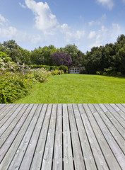 Gartenanlage mit Terrasse