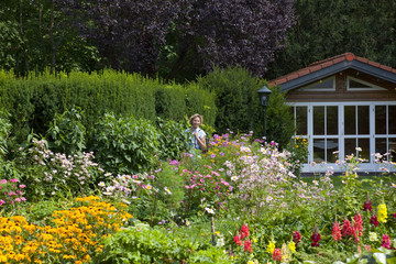 Gartenanlage mit Gärtnerin