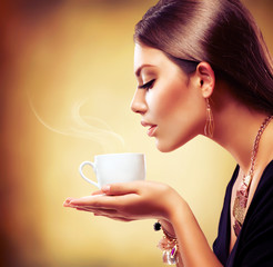 Coffee. Beautiful Girl Drinking Tea or Coffee