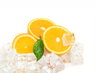 Photo sur Aluminium Dans la glace Fond de nourriture orange et glaçons sur blanc