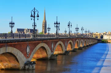 Fotobehang De rivierbrug van Bordeaux met de kathedraal van St Michel © Martin M303