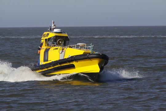 Gelbes Lotsenboot auf der Nordsee