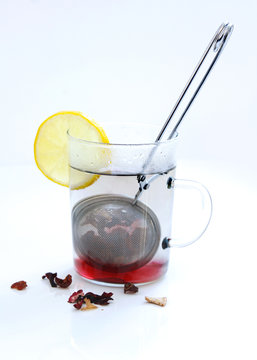 teeei im glas mit zitronenscheibe