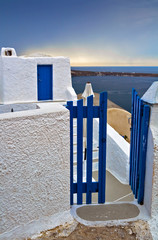 Obraz premium Wicket gate and build in typical Santorini colors