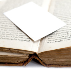 Obraz premium carte blanche sur un vieux livre de bibliothèque