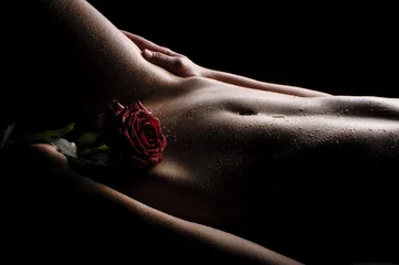 Nackter Bauch mit Rose © runzelkorn