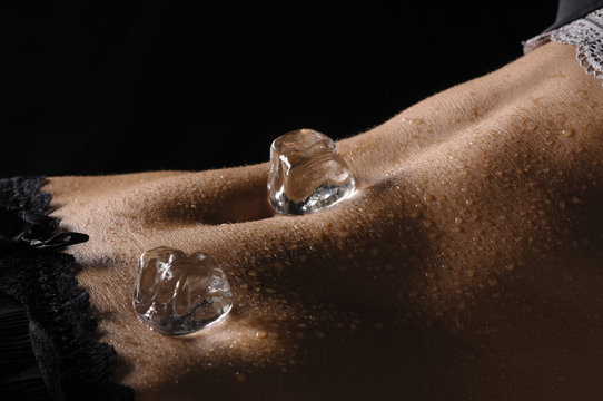 Bauch mit Wassertropfen und Eisw&uuml;rfeln