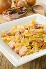Farfalle con bacon