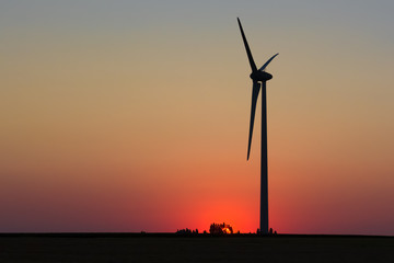 Ombre chinoise d'éolienne au soleil couchant