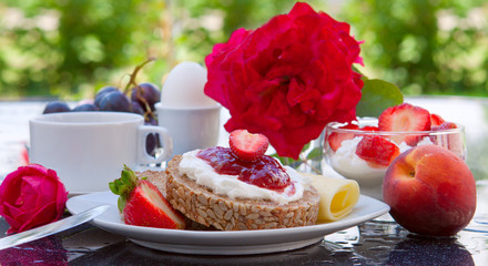 Frühstück im Garten.