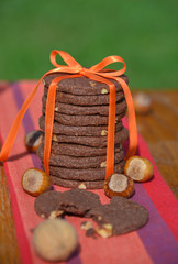 Ciasteczka czekoladowe wiązane wstążką. - obrazy, fototapety, plakaty
