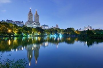 Fototapeta na wymiar Jezioro w Central Park w Nowym Jorku
