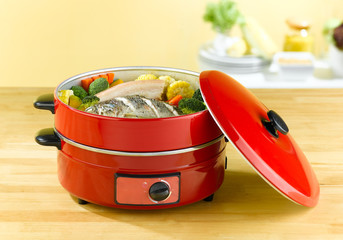 Steaming electric pot for steam cooking and frying food