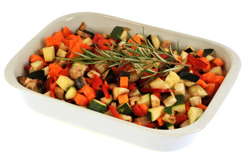 Plat de légumes crus coupés en morceaux