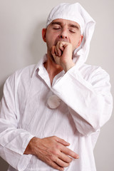 Mann ist noch müde und gähnt