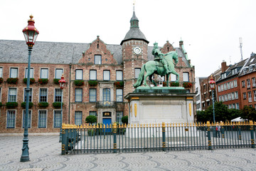 Naklejka premium Rathaus und Jan-Wellem-Denkmal