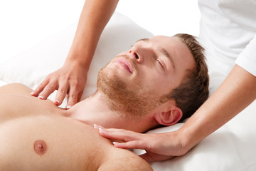 Mann entspannt bei der Massage